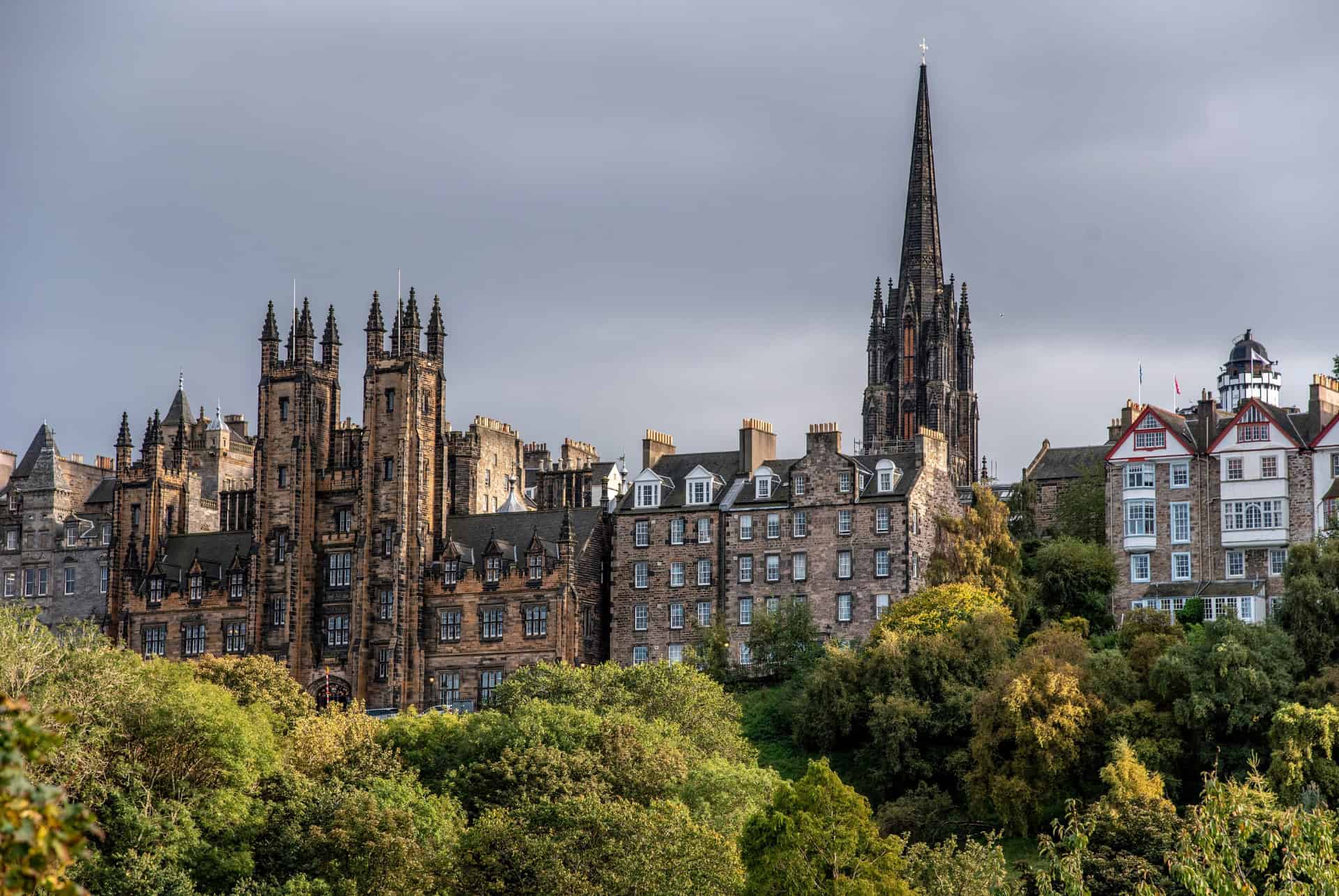 edimbourg en novembre ciel nuageux