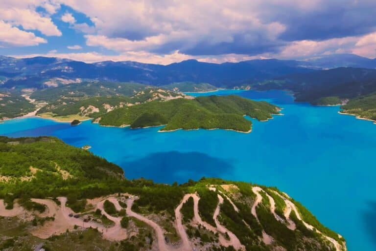 Excursion au lac Bovilla et à la montagne Gamti