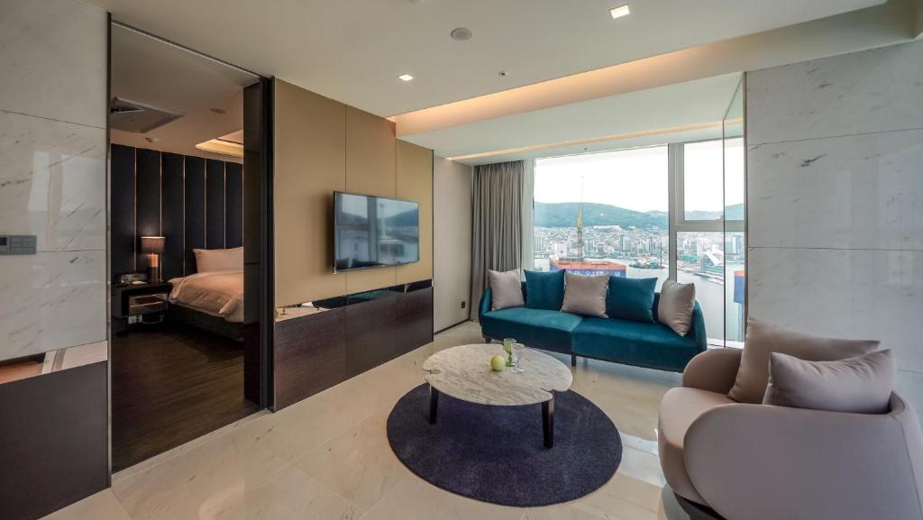 lavalse hotel salon