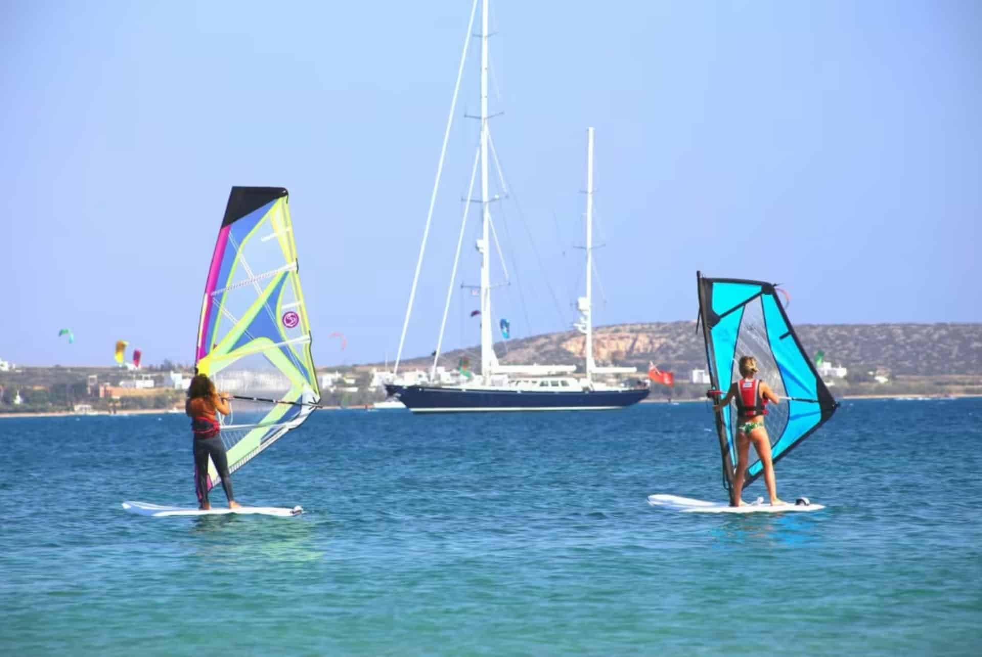 que faire a paros planche a voile