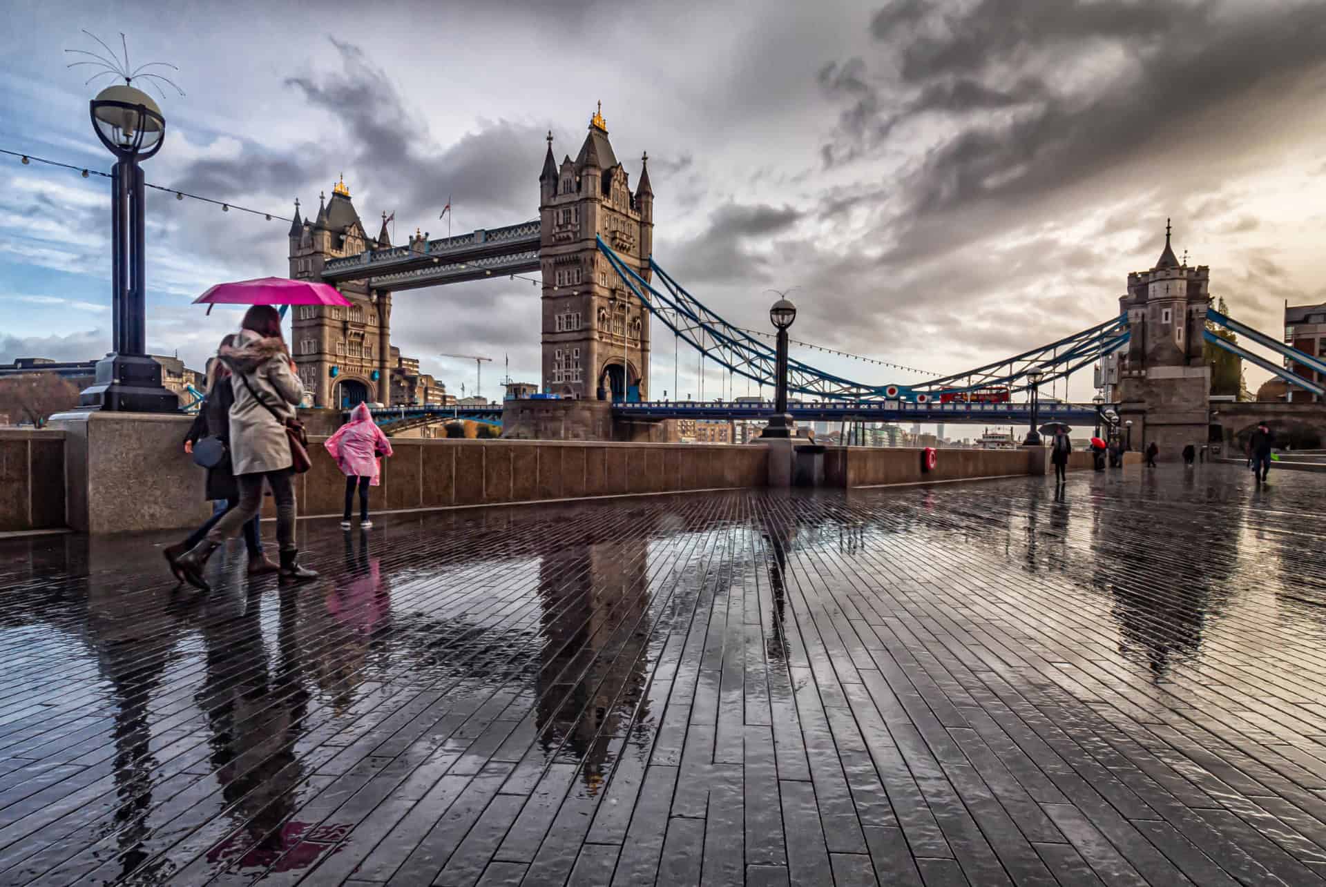 tower bridge par jour de pluie a londres en novembre
