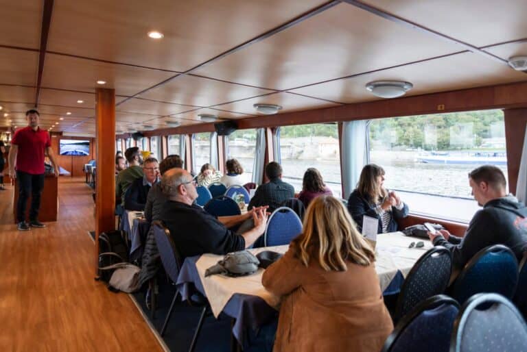 Visite guidée en bus, en bateau et à pied