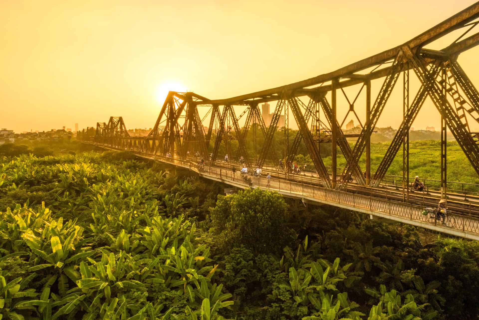 pont long bien hanoi