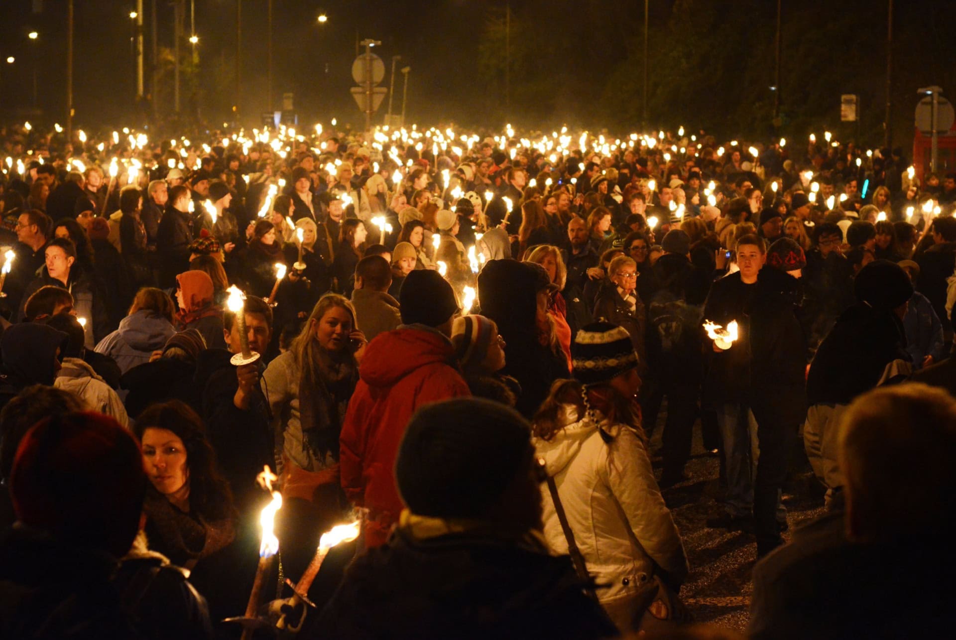 torchlight procession hogmanay edimbourg nouvel an
