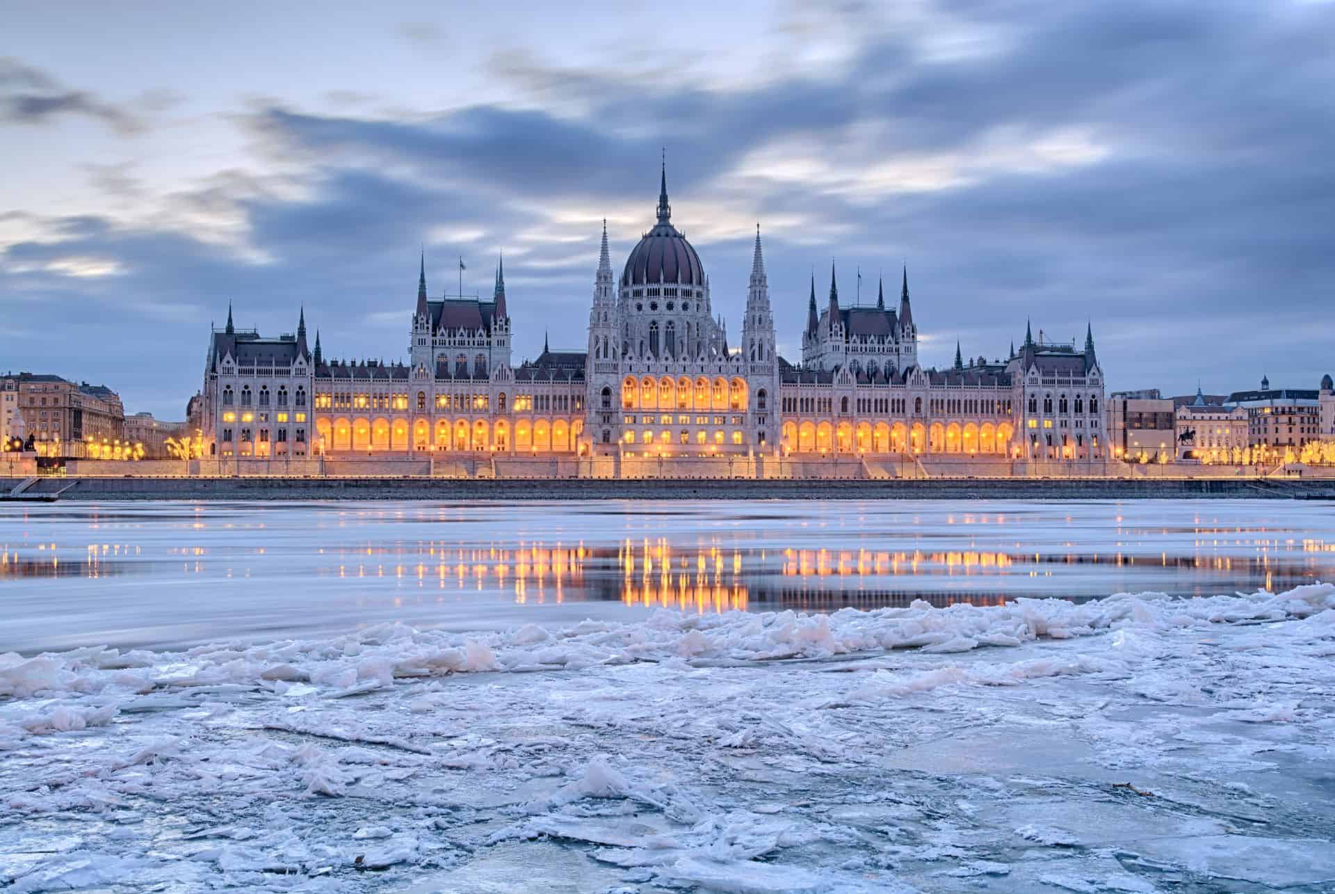parlement budapest en hiver parlement budapest en hiver
